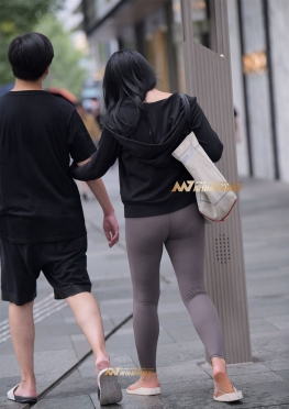 雨中的紧身裤长腿女孩