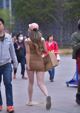 傍晚偶遇性感包裙美女