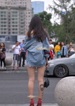 牛仔辣妹正在逛街中