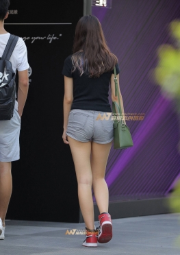 紧致，热裤 ，女友，成都街拍牛仔短裤白腿美女