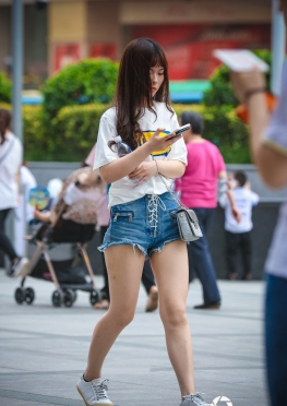 魔镜街拍第一站紧身牛仔热裤小妹