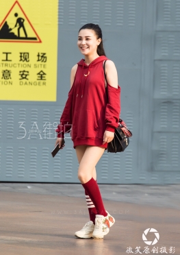魔镜街拍笑容灿烂的红衣妹子