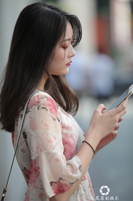 连衣碎花裙【31P】3a街拍第一站短裙大白腿美女的脚，性感长腿女孩美图录！