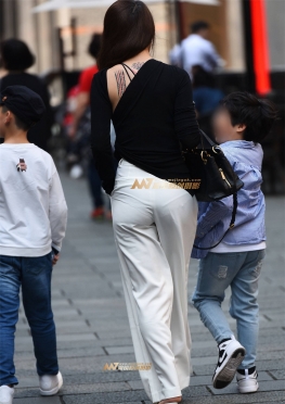 白裤少妇 3a街拍美术馆紧身裤美女