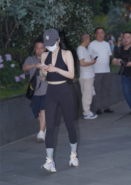活力HS瑜J运动装【81P】打电话的黑色紧身裤瑜伽裤长腿美女