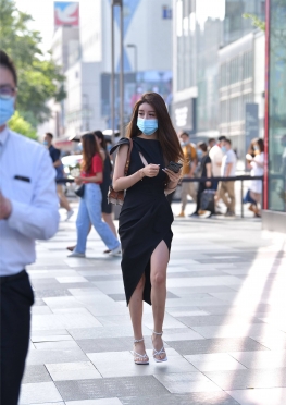 HS连衣Q【30P】戴口罩逛街的大白腿美女套图