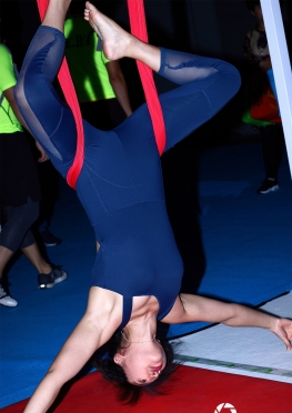 空中瑜伽紧身裤翘臀长腿美女