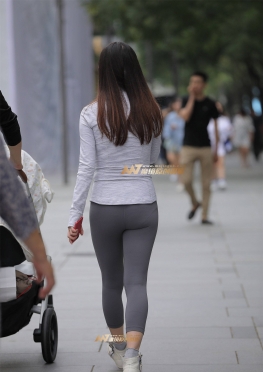 眉清目秀的少妇，成都街拍紧身瑜伽裤长腿美女