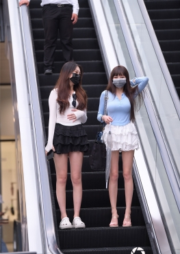 34181【97P】魔镜街拍第一站两位短裙大长腿女孩套图