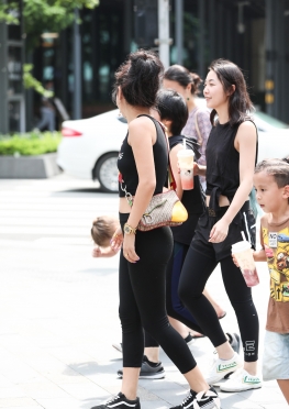少妇紧身裤下的肥臀