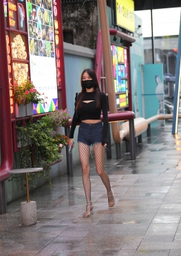 牛仔D裤HW【127P】独自逛街的牛仔短裤大长腿美女套图