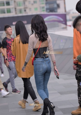 年龄小，身材好，紧身牛仔裤女孩