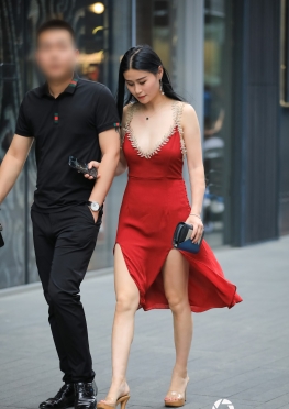 滚叔街拍第一站低胸养眼长裙 凸显性感女人味!
