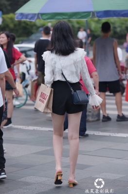 3a街拍第一站好长的美腿，逛街的黑色热裤大白腿美女，在日常搭配当中，最重要的是选择适合自己的衣服