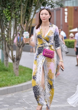 3a街拍第一站长裙美女温文尔雅，性感魅力
