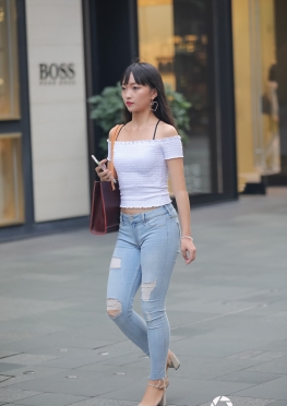滚叔街拍第一站紧牛翘臀美女