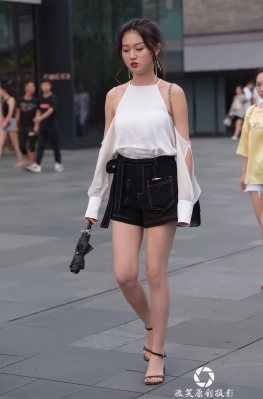 3a街拍第一站白白嫩嫩的大腿，魔镜摄影迷人女教师美腿女孩