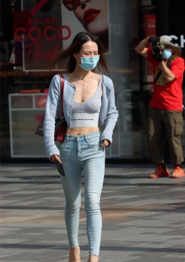 清爽浅蓝色【300P】戴口罩逛街的紧身牛仔裤长腿美女套图