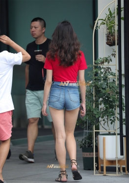 牛仔热裤大长腿女孩