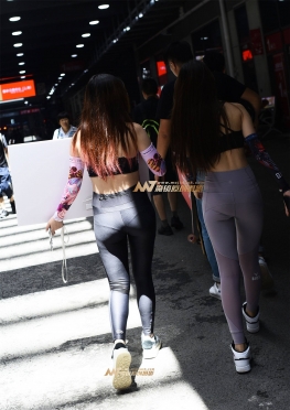 练习滑板的黑色紧身裤长腿女孩
