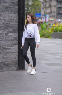 斜挎包黑瑜伽裤【55P】魔镜街拍第一站黑色紧身裤细长腿美女的脚套图，性感美腿女孩很清纯可爱！