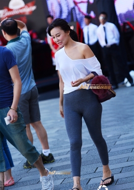 魔镜街拍第一站肉感紧身裤美女丝袜的诱惑