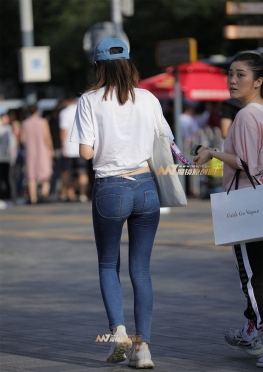 街拍紧身 蜜桃裤美眉