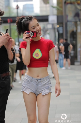 红色T恤和袜牛仔热K逛街【55P】3a街拍美术馆皮肤白皙小蛮腰大长腿美女套图，性感大白腿小姐姐美图录