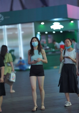 牛仔Dk美L显T【80P】逛街的热裤大白腿美女长腿小姐姐套图