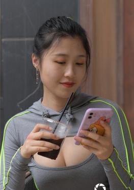 M00785【399P】爱喝东西的超短包裙大白腿大白兔性感女孩套图