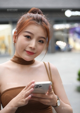 (42879) 搭讪抹胸长腿美女 [21P]