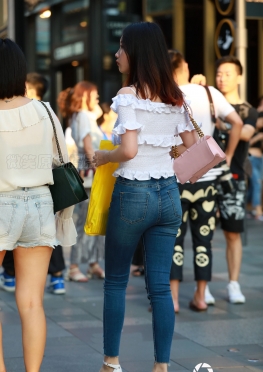 魔镜街拍第一站逆光下的紧牛美眉长腿美女套图