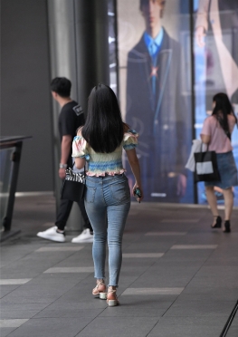 甜M动R一字肩【86P+1v】逛街的紧身牛仔裤长腿美女图片视频