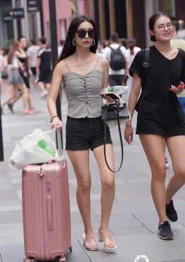 魔镜街拍第一站两个美女模特图片，性感热裤大白腿长腿女孩