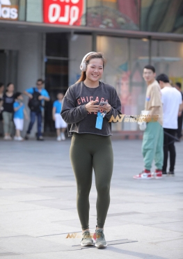 笑得好开心的动感健美裤MM