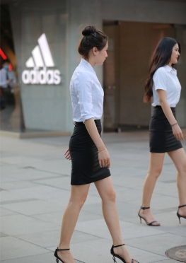 黑白搭配OL【97P+6V】瞎逛的黑色短裙大白腿制服美女图片视频