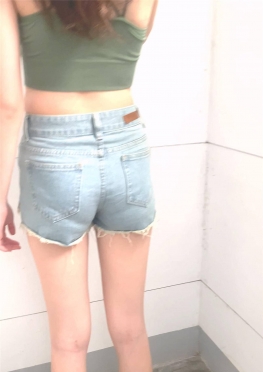 67856爱展示美背的牛仔热裤堂妹视频