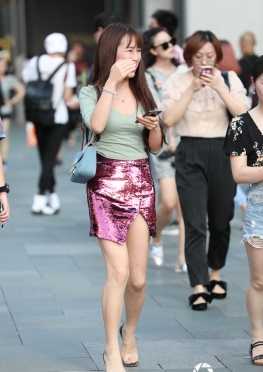 bling bling的紫色开衩短裙长腿美女套图