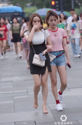 3a街拍美术馆包臀裙美女，满满的女人味，潮人教你日常搭配如何提升时尚感