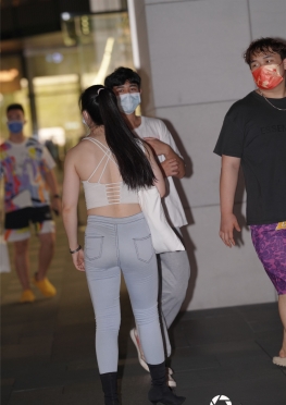 34072【92P+1V】身材丰腴的磨白紧身牛仔裤长腿女孩套图视频