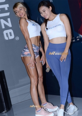 紧身背心，蓝色健身裤美女