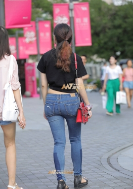 紧牛眼镜妹，成都街拍紧身牛仔裤大长腿美女小蛮腰