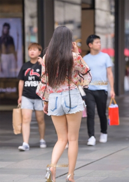 牛仔热裤，青春洋溢