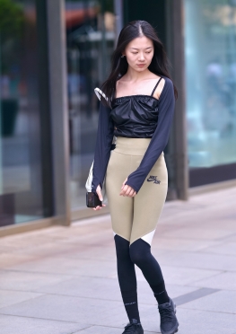 魔镜街拍第一站健美裤魔鬼身材小美女