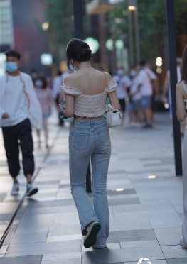 54472【86P】逛街的牛仔裤女孩 街拍紧身健美裤