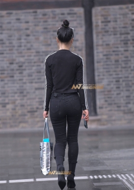 雨中的紧身黑裤女孩
