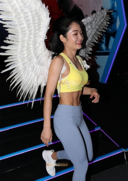 灰色瑜伽美女天使
