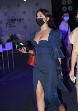 (43749) 性感的女子二三街拍微博