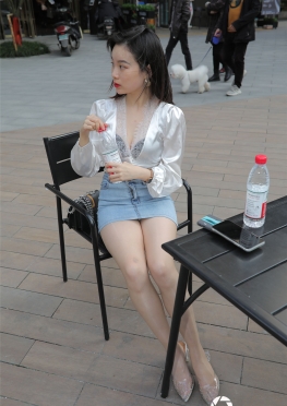 牛仔短裙RS【452P】魔镜街拍美术馆牛仔短裙肉丝长腿美女
