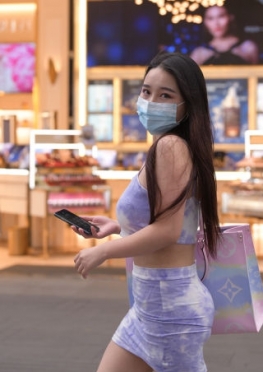 (43877) 小吊带，翘臀美眉 xt街拍